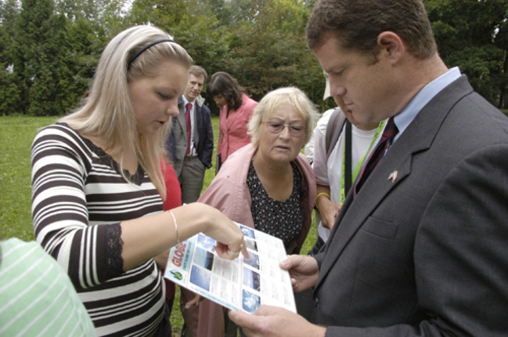 Eksperimenta gaitā Īslīces vidusskolā – šīs skolas ģeogrāfijas skolotāja Gunta Čonka (vidū) un ASV vēstnieks Latvijā Čārlzs Larsons.
Autors: Ivars Bogdanovs