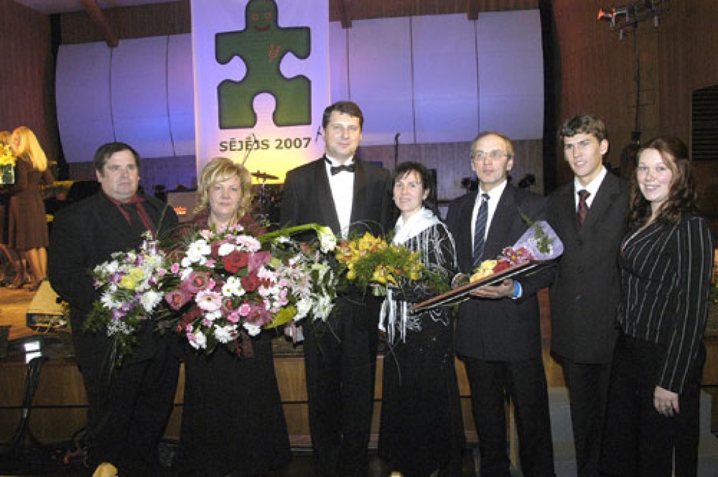 Iepriekšējā gada konkursā «Sējējs – 2007» no Bauskas rajona tika godinātas arī Ķikuru un Pastaru ģimenes. Attēlā – Ķikuru un Pastaru ģimenes vienojas koppbildei ar ministru.
Autors: no «Bauskas Dzīves» arhīva