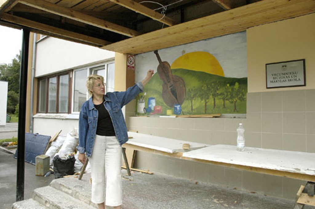 Fasādes noformējumā izmantots Vecumnieku mūzikas un mākslas skolas audzēkņu gleznojums. Attēlā – direktore Iveta Lavrinoviča. 
Autors: Ivars Bogdanovs