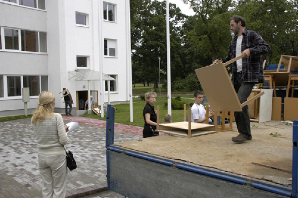 Šodien sākusies Mākslas skolas pārcelšanās uz jaunajām telpām Dārza ielā Bauskā.
Autors: Ivars Bogdanovs