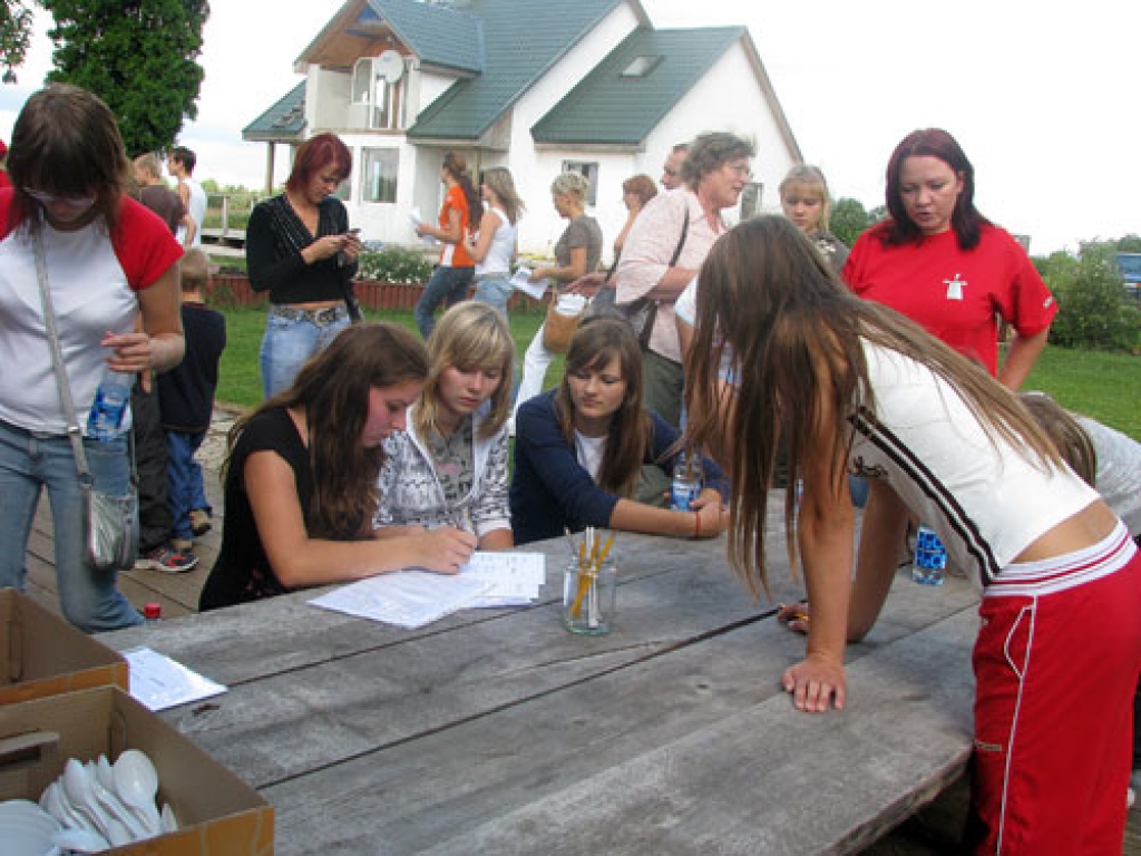 Biedrības «Stelpīte» dalībnieki reģistrē ieradušās nevalstisko organizāciju komandas. Elīna Šņoriņa (otra no kreisās) uzklausa Jaunlādzēnu mājas saimnieces Kristīnes Rulles padomus.
Autors: Juris Iļņickis