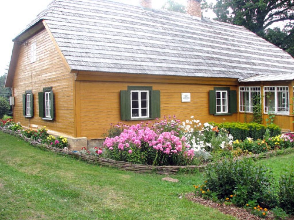 Ziedos slīgstošā dzejnieka dzimtā māja «Lejenieki».
Autors: Juris Iļņickis