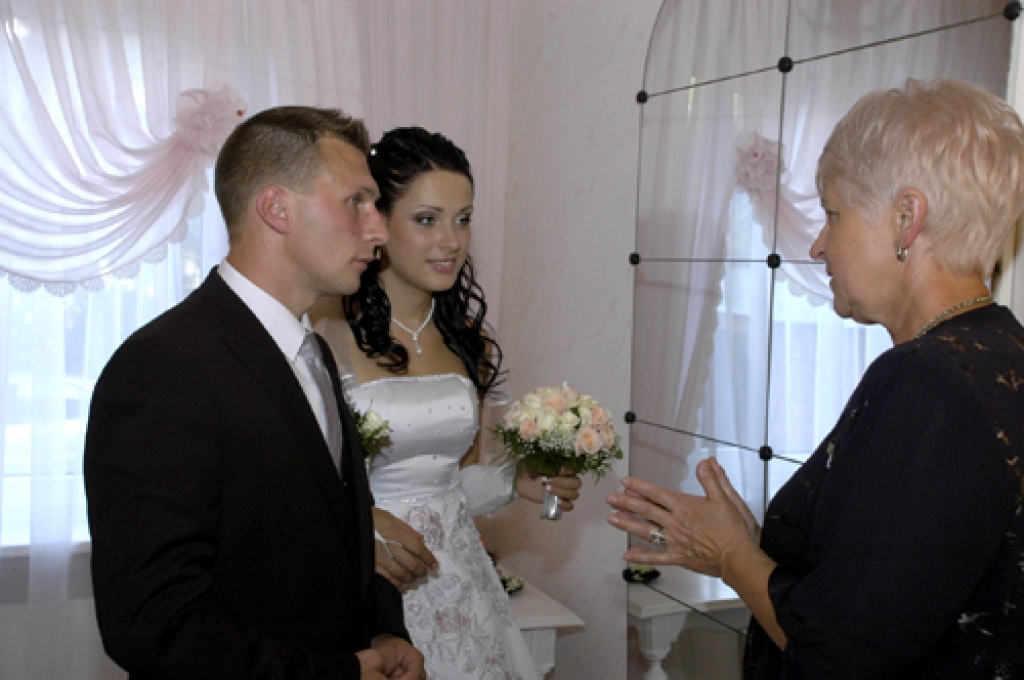 Iecavas novada Domes dzimtsarakstu nodaļā ir skaista pirmsreģistrācijas telpa līgavainim un līgavai. Jaunais pāris Sindija Mežsarga un Rolands Kļava tajā vēl sarunājas ar dzimtsarakstu nodaļas vadītāju Edīti Jančoni. Pēc mirkļa līgavas un līgavaiņa dzīves savīsies vienā kopīgā.
Autors: Ivars Bogdanovs