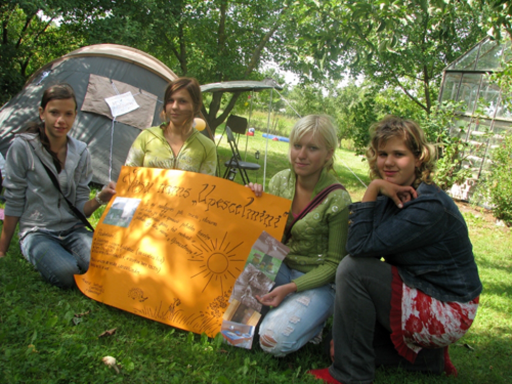 Mežgaļu pamatskolas audzēknes Eva Brence (no kreisās), Ance Segliņa un šīgada absolvente Anete Putele, kā arī 9. klases audzēkne Inese Rīna bija interesanti noformējušas telti, nosaucot to «Maigums». Prezentācijā meitenes rādīja reklāmas materiālus par «Upescelmiņiem», kur nodarbojas ar lauku tūrismu. 
Autors: Juris Iļņickis