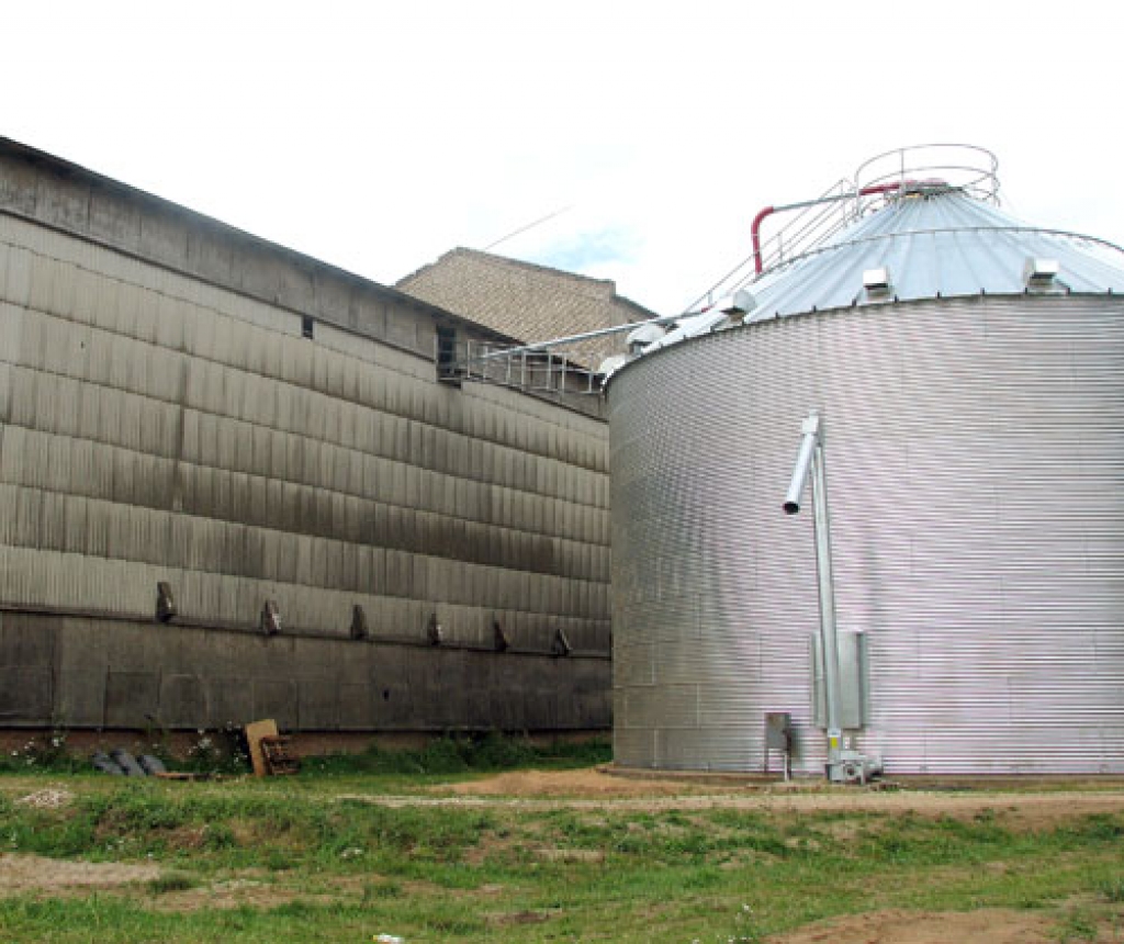 Tūkstoš tonnu graudu var piepildīt jaunajā tornī, kas pirms ražas novākšanas ierīkots pie SIA «Ceraukste agro» kaltes. 
Autors: Juris Iļņickis