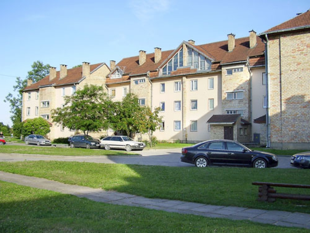 Salātu ielas 8. nams ir viens no jaunākajiem Bauskā. Tā kā ēkā ir neveiksmīgi izbūvēta apkures sistēma, tā ir arī viena no mājām ar regulārām problēmām apkures periodā – gan lieli rēķini, gan arī nesamērīgs siltums dzīvokļos – gan auksti radiatori, gan citos dzīvokļos par daudz karsti.
Autors: no «Bauskas Dzīves» arhīva