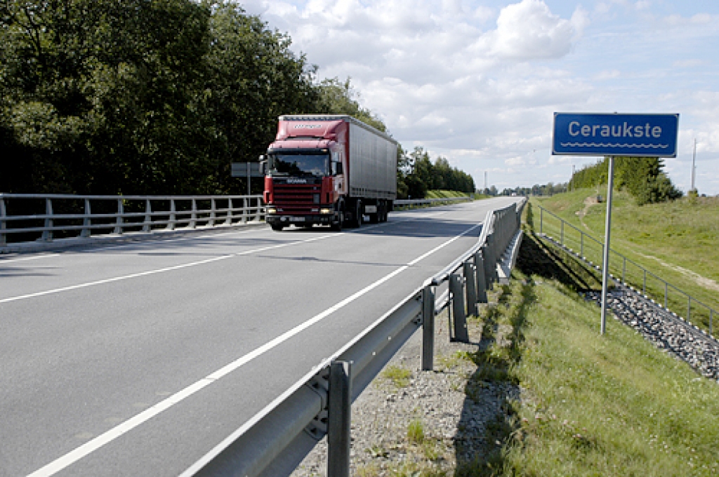 Uz šī tilta pār Ceraukstes upīti 22. Augusta vakarā aicināti pulcēties visi apkaimes iedzīvotāji, paņemot līdzi kādus gaismeklīšus. Cerams, tobrīd piestās arī tālbraucēji.
Autors: Ivars Bogdanovs