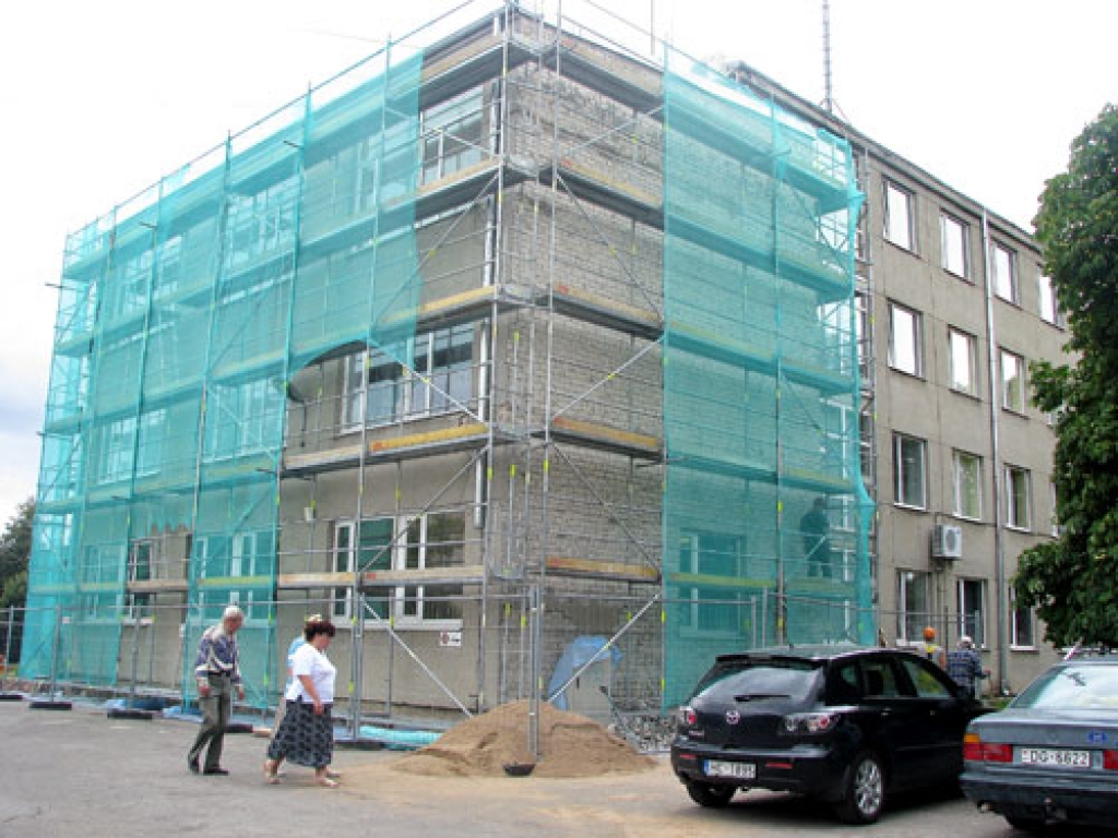 Bauskas rajona Padomes administrācijas ēkas fasāde šogad tiek remontēta praktisku apsvērumu dēļ – no sienām sāka krist apmetums, radās briesmas garāmgājējiem. 
Autors: Juris Iļņickis