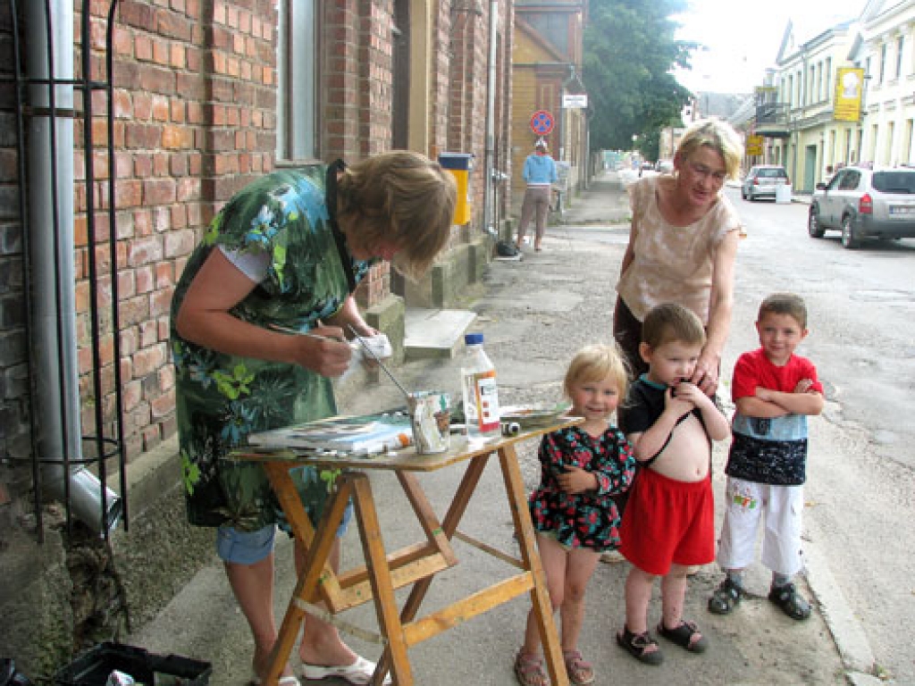 Rīgas ielas bērņuki asistē plenēristei Ivetai Ūdrei.
Autors: Juris Iļņickis