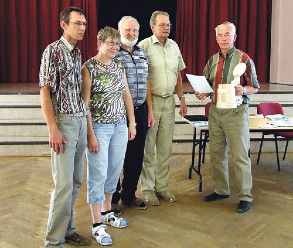 Iecavas novada dambretistu komandas organizators Arnolds Šimkuss (no labās) saņēmis Sāremā kausu. Šo balvu dibinājis Kuresāres dambretes kluba aktīvists Jāns Trū (otrais no labās). Komandā spēlēja Jānis Štāls (no kreisās), Regīna Pironena un Vitālijs Kravcovs.
Autors: no albuma