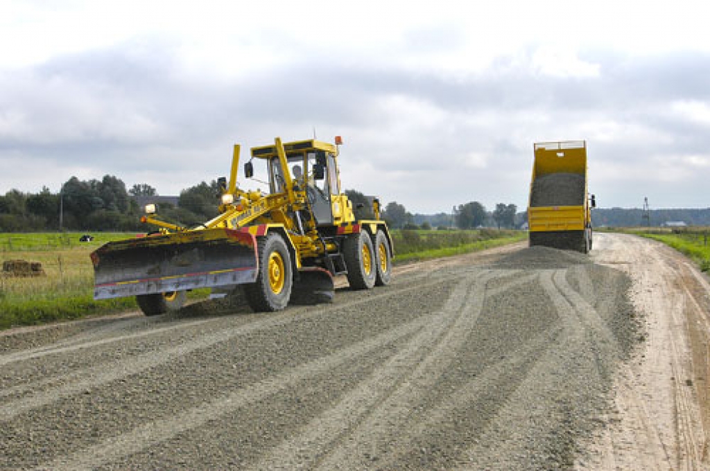 Kamēr 13 kilometrus ceļu rajonā labos divos gados, tikmēr daudzi desmiti kilometru tikai bojāsies.
Autors: no «Bauskas Dzīves» arhīva