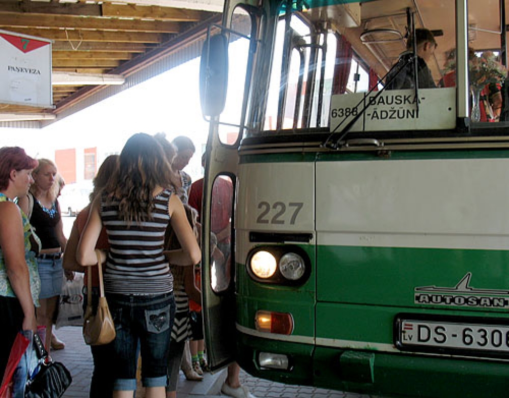 Jau kopš 1. augusta arī visos rajona autobusu maršrutos par braucienu jāmaksā dārgāk. Minimālā maksa starp pieturām no 15 santīmiem paaugstināta līdz 20 santīmiem.
Autors: Vilnis Auzāns