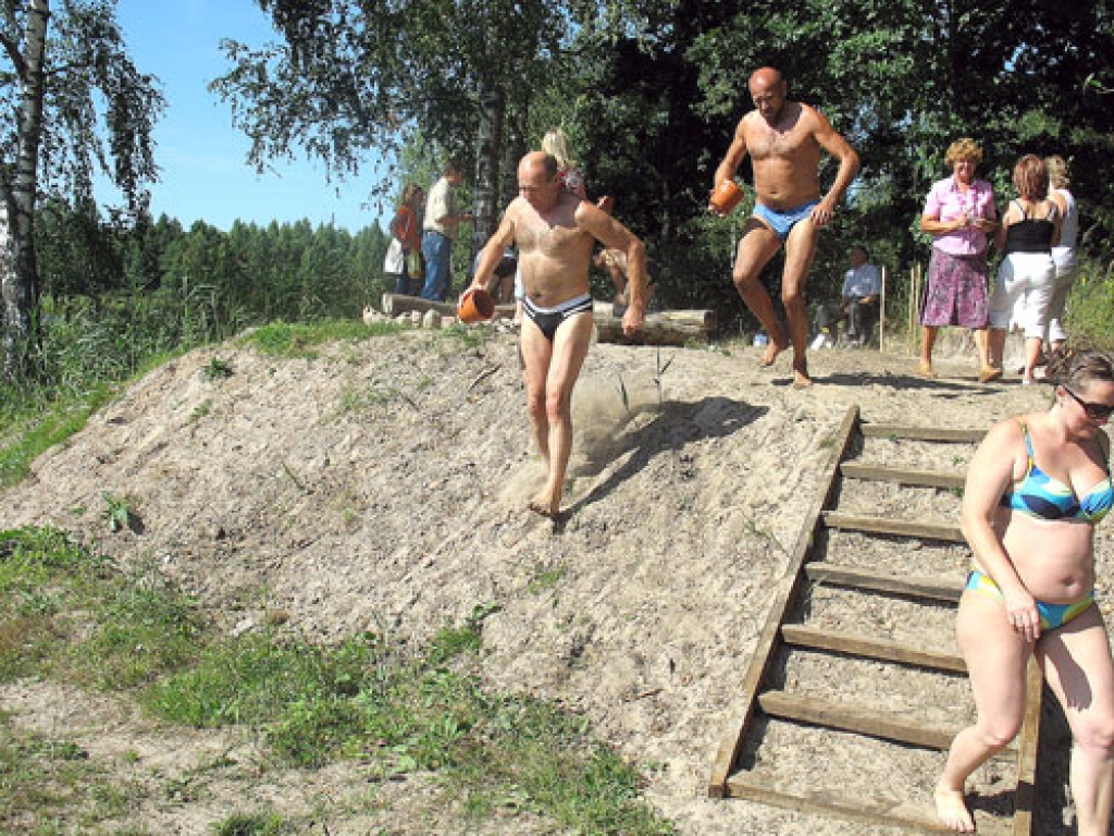 Pagastu vadītāju atrakcijā tika noskaidroti «lecīgākie» un lielākie «ūdenslējēji». Pirmo vietu ieguva Pampāļu pagasta padomes priekšsēdētājs Pēteris Brazdausks, otrajā vietā – Bārbeles pagasta padomes priekšsēdētājs Oskars Reķis.
Autors: Vilnis Auzāns