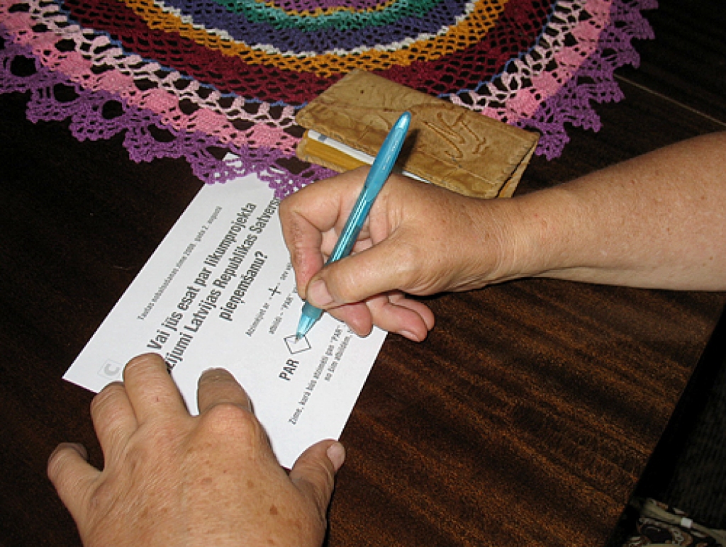 Ja pilsoņi vēlējās, lai Satversme tiktu grozīta, balsošanas zīmē krustiņš bija jāvelk rombiņā «par». 
Autors: Vilnis Auzāns