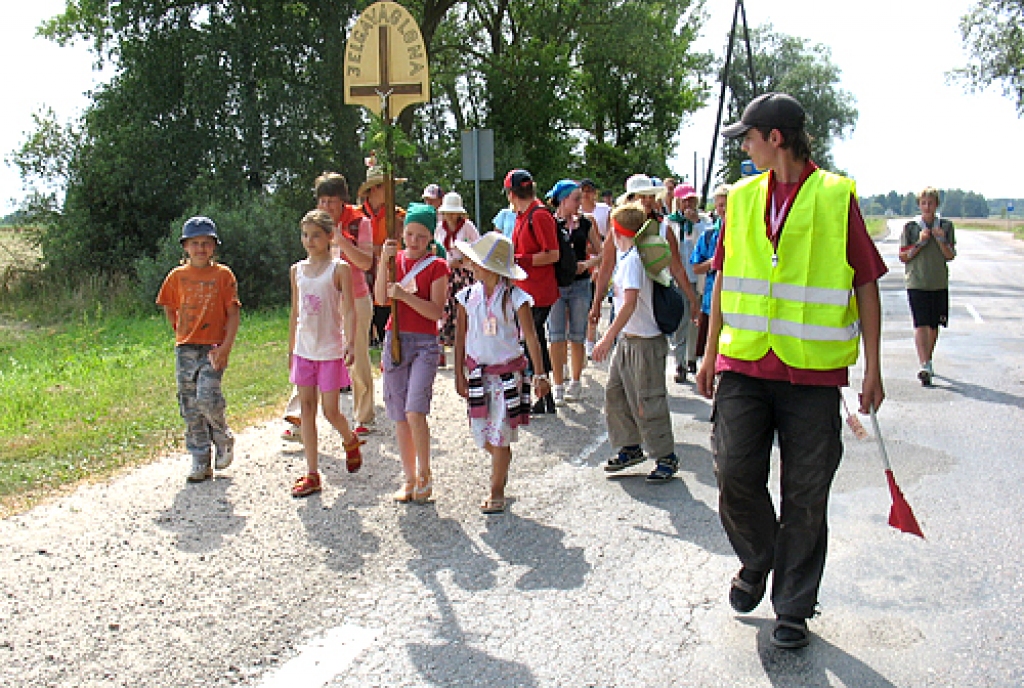 Pēc nelielas pusdienu pauzes ceļa malā netālu aiz Vecsaules svētceļotāji turpināja gājienu uz Skaistkalni, kur viņiem bija paredzēts nokļūt 2. augusta pievakarē.
Autors: Vilnis Auzāns
