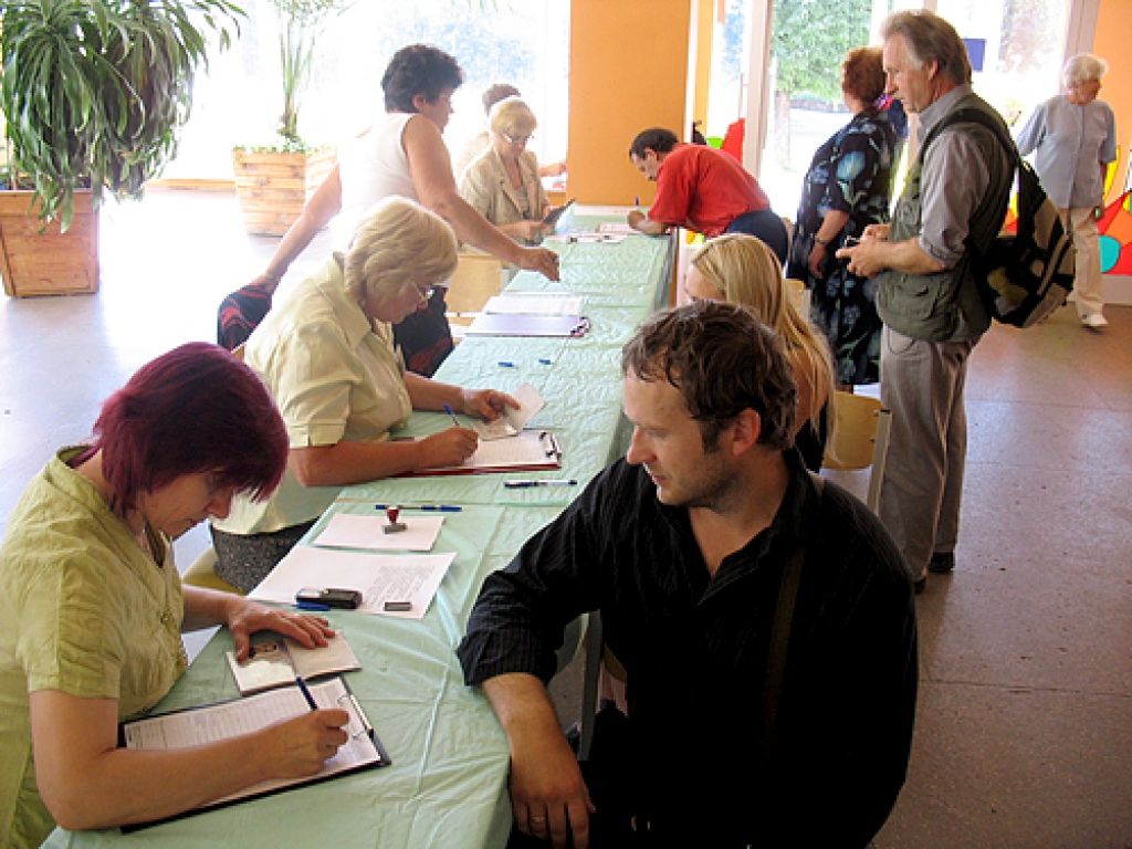 Rīta pusē 341. vēlēšanu iecirknī (Bauskas 1. vidusskolā) ik pa brīdim veidojās vēlētāju rindas.
Autors: Vilnis Auzāns