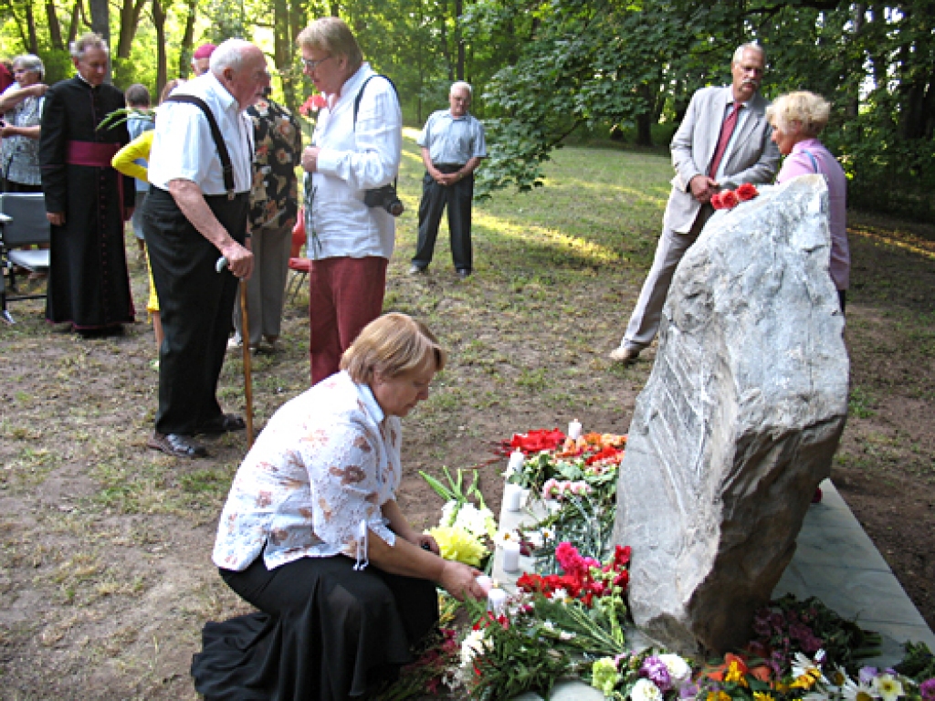 Represiju upuru piemiņas akmens uzstādīšanas viena no iniciatorēm, bija Brunavas pagasta kultūras darba organizatore Dzintra Simonaite (priekšplānā). 
Autors: Vilnis Auzāns