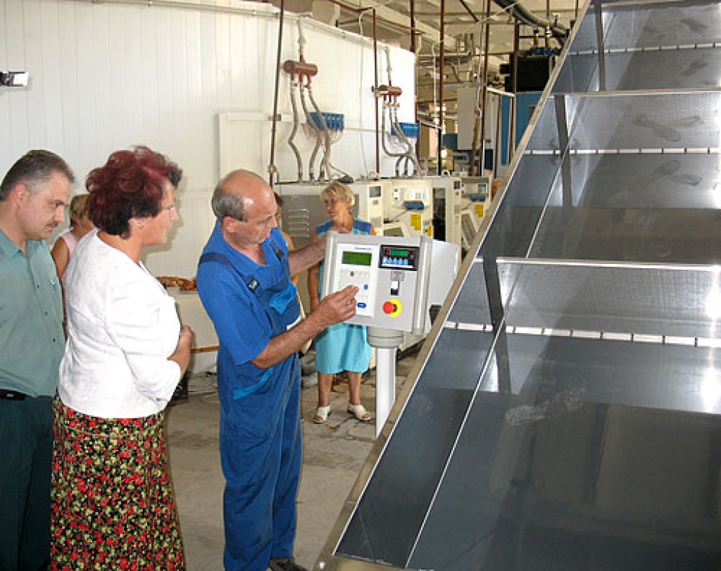 Iekārtu aktivizē uzņēmuma finansu direktore Irēna Kļaviņa, tehniskais direktors Uldis Barkovskis un firmas «Kannegieseer» čehu mehāniķis Ulastimils Tača.
Autors: Vilnis Auzāns