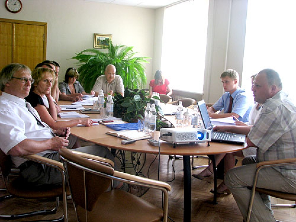 Reģionālās attīstības un pašvaldību lietu ministrijas Juridiskā departamenta Tiesiskuma un uzraudzības nodaļas vadītājs Arnis Šults (trešais no kreisās) rosināja Bauskas vietējās pašvaldības vienoties par rajona Padomes reorganizācijas plāna izstrādi. Rajona pašvaldības izpilddirektorei Dagnijai Ludrikai (no labās) un vadītājam Aivaram Okmanim bija vairāki jautājumi.
Autors: Juris Iļņickis