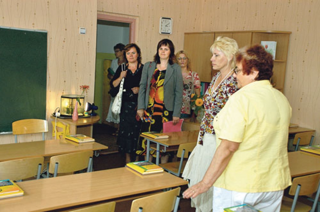 Bauskas pamatskolas direktore Izolde Krāģe (no labās) iepazīstināja ar mācību iestādē ieguldīto darbu un līdzekļiem. Skolā veikts telpu remonts desmit tūkstoš latu apmērā. 