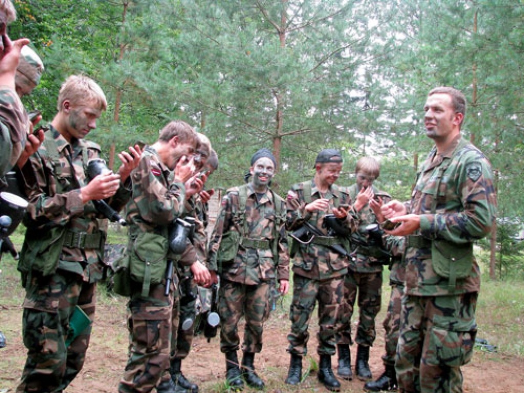 Vecumnieku jaunsargi maskējas, lai būtu gatavi mācībām. Rinalds Zandavs (no labās) informē: «Mērķis ir nevis pārbiedēt pretinieku, bet gan saplūst ar dabu.»