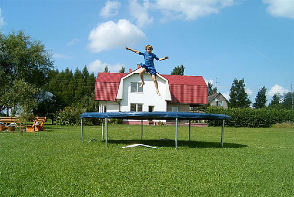 Kempinga «Labirinti» batutam bija liela slodze, jo palēkāt gribēja ne tikai bērni, bet arī pieaugušie.