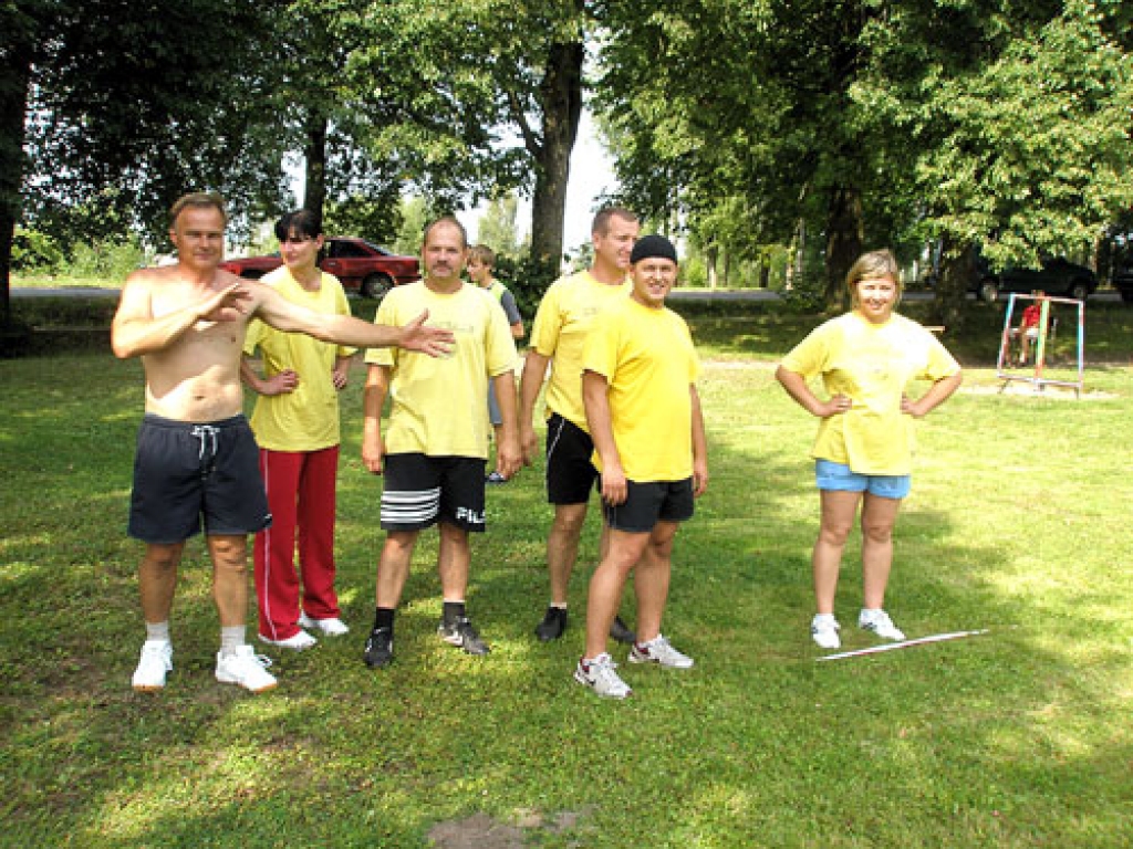 Komanda «Rožuki» Elita Skrējāne (no labās), Raivis Skvireckis, komandas kapteinis Jānis Skrējāns, Andris Kvedars,  Iveta Krūmiņa un Ivars Zanders gatavojas startam lielajā stafetē.