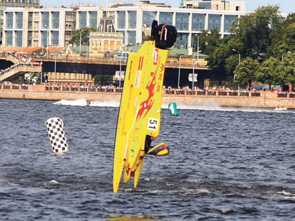 Kad Uvja Slaktera laiva atrāvās no ūdens un uzlidoja gaisā, daudzie līdzjutēji aizturēja elpu. Sportists, par laimi, nav šajā negadījumā cietis.