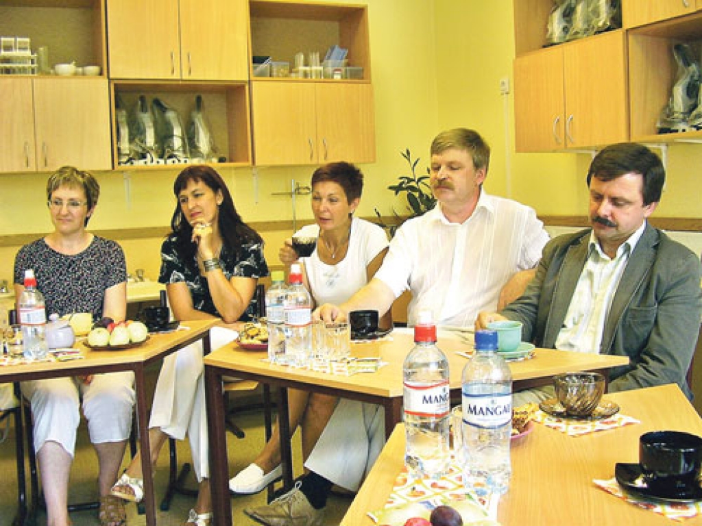 Vecumnieku vidusskolas vadība – Rolanda Ķiņķevska (no kreisās), Anda Kuzma, Ingrīda Segliņa, Aivars Ķiņķevskis – un Vecumnieku pagasta izpilddirektors Guntis Kalniņš uzmanīgi ieklausās komisijas ieteikumos. Vecumnieku pagastu slavēja par gājēju celiņu, bet pašu skolu – par jauno praktisko darbu laboratoriju (attēlā) un sakārtoto sākumskolu.