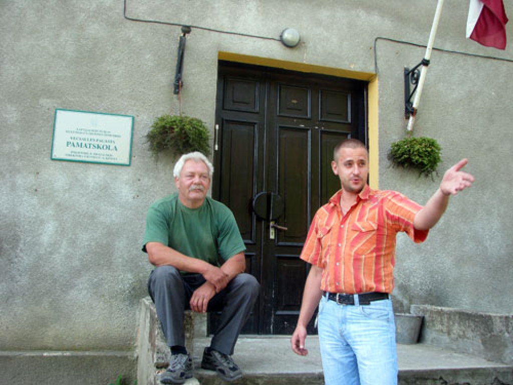 Egons Brazauskis (no kreisās) un Ivo Palma ne vien organizē skolas atjaunošanas darbus, bet arī paši tajos piedalās.