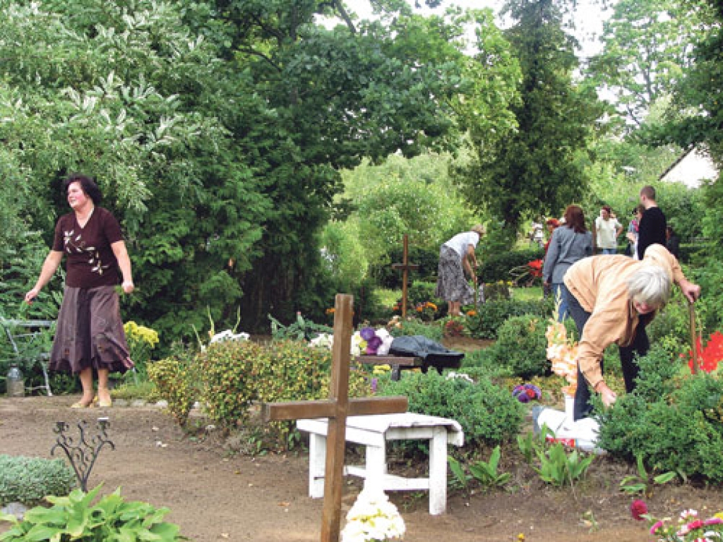 Kapu svētki ir liels notikums. Valda ne tikai skumjas, bet arī prieks par atkalredzēšanos, uzskata Sandra Strautiņa (no kreisās) un Pārsla Austruma.