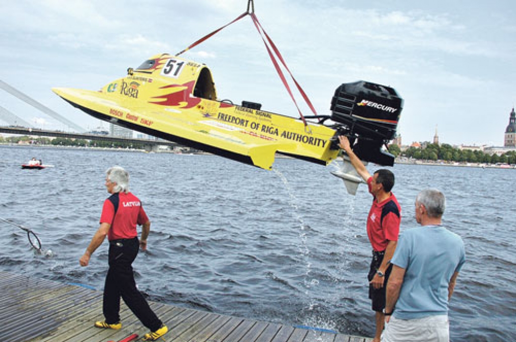 Uvim Slakterim 17. augusta sacīkstes diemžēl beidzās ar avāriju, laivu no ūdens nācās izcelt.