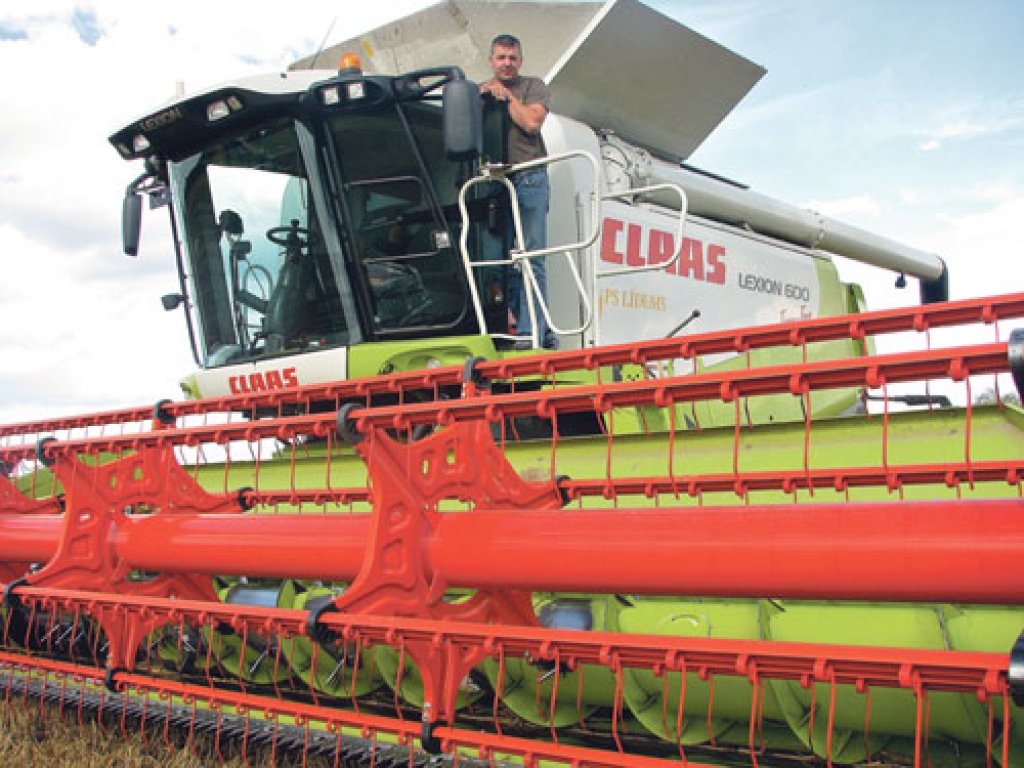 SIA «PS Līdums» modernākais kombains «Claas Lexion-600» šajā ražas vākšanas sezonā uzticēts vienam vadītājam – Rinaldam Dūrēnam.