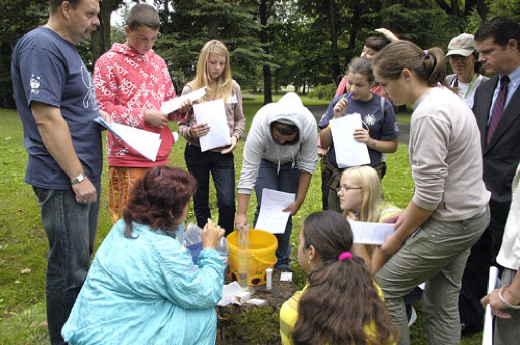 Skolēni, izmantojot dažādas mērīšanas ierīces, veica ūdens, atmosfēras, augsnes pētījumus.