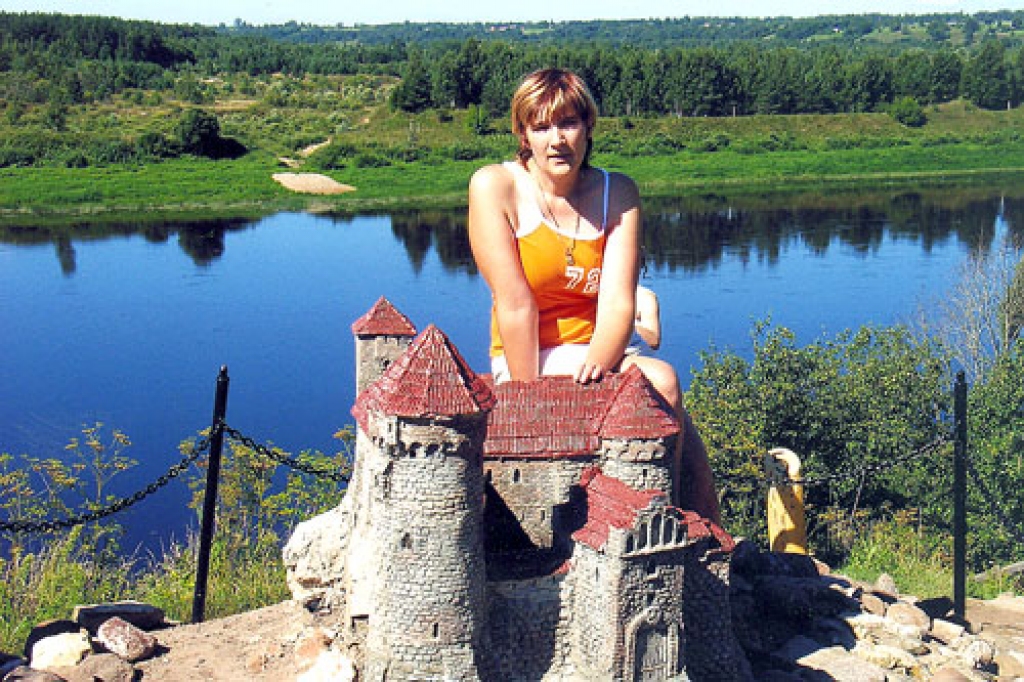 Līga Lauriņa Latviju apceļo vasarās, jo tas ir labākais laiks, lai izbaudītu tūrisma iespējas. Attēlā – Daugavpilī, pie mazās pils rekonstrukcijas. 