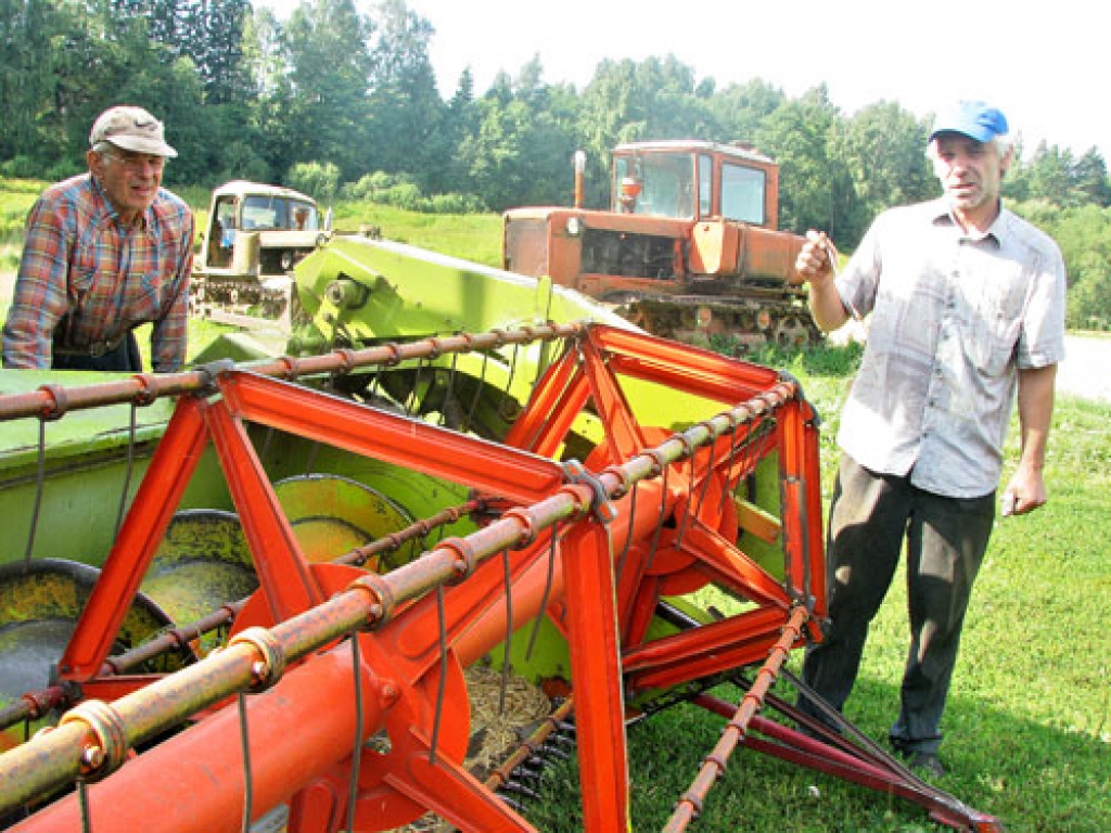 Pauloviči, seniors Imants un juniors Ainārs, izlēmuši, ka divi vecie kāpurķēžu traktori, kas tik labi kalpojuši, jāpatur kā pieminekļi. Uz Mēmeles ūdeņu un krastu fona abi zemniecības sākumgaitu liecinieki izskatās iederīgi un spēcīgi.