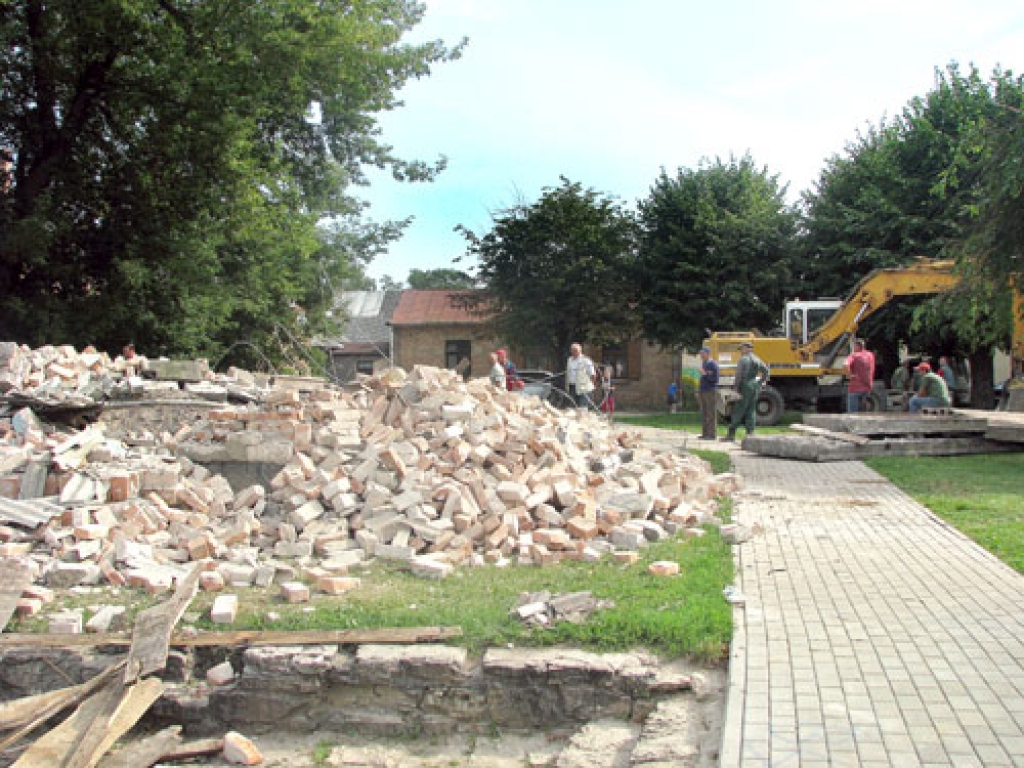 Dažu stundu laikā licencētās firmas «Arctos» jaudīgā tehnika nojauca sūkņa māju līdz pamatiem.