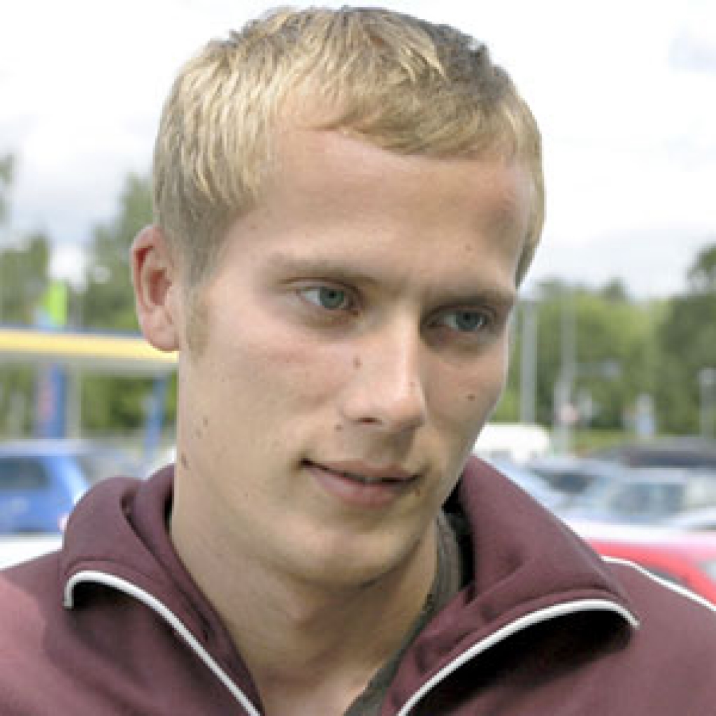 AIVARS LEVANS,  ugunsdzēsējs: «Slodze ir 48 stundas nedēļā. Tomēr pēc katras dežūras ir trīs dienas brīvas, un darba laiks mani apmierina.»