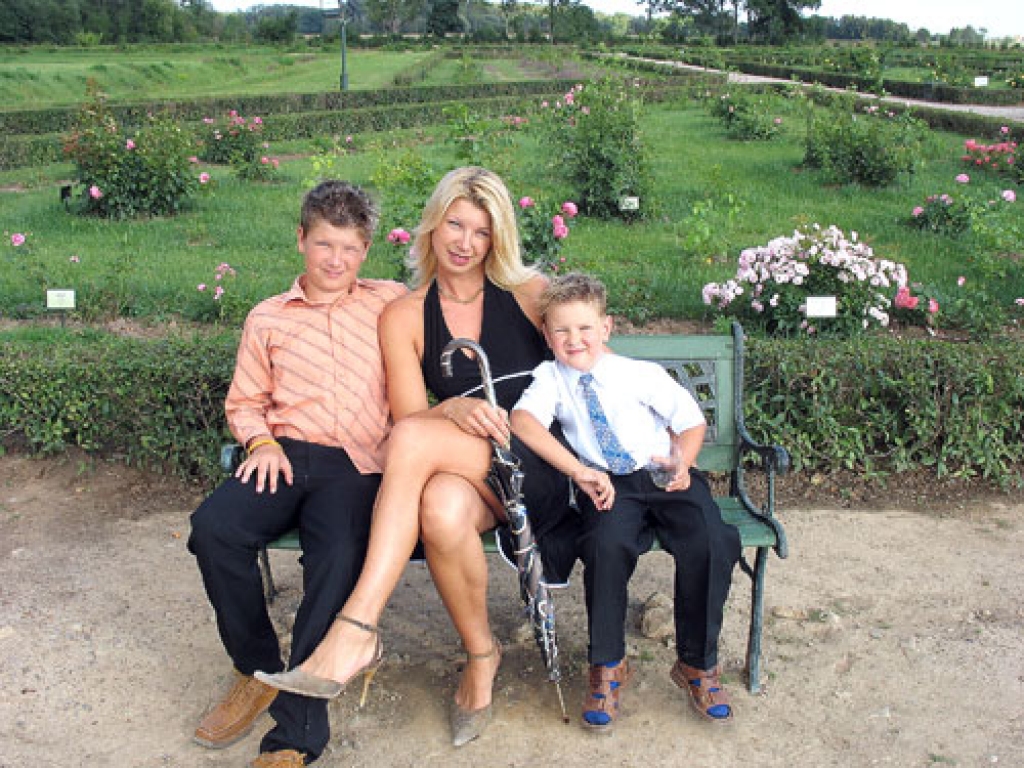 Dina Kārkliņa kopā ar dēliem Edgaru (no kreisās) un Emīlu parasti dodas uz pasākumiem trijatā. Šeit viņi Rundāles pils parkā.