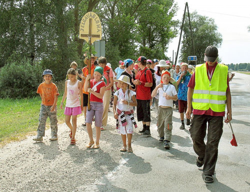 Svētceļotāji no Jelgavas, ko «Bauskas Dzīve» sastapa Vecsaules pagastā, bija pārliecināti, ka līdz 15. augustam nonāks Aglonā, kas ir ceļinieku galamērķis.