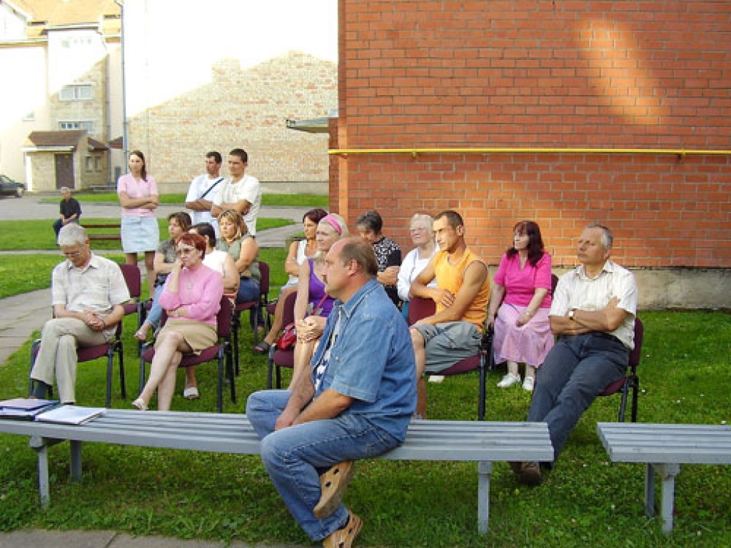 Mājas Salātu ielā 8 iedzīvotāju kopsapulcē bija ieradies Bauskas Domes izpilddirektors Jānis Mičulis (no labās un renovācijas darbu veicēju firmas «Flumina» pārstāvis Armands Valenčuks (tuvplānā). Klātesošie vēl nezina, ka problēmas ar kredīta nosacījumiem var nopietni aizkavēt renovācijas norisi.