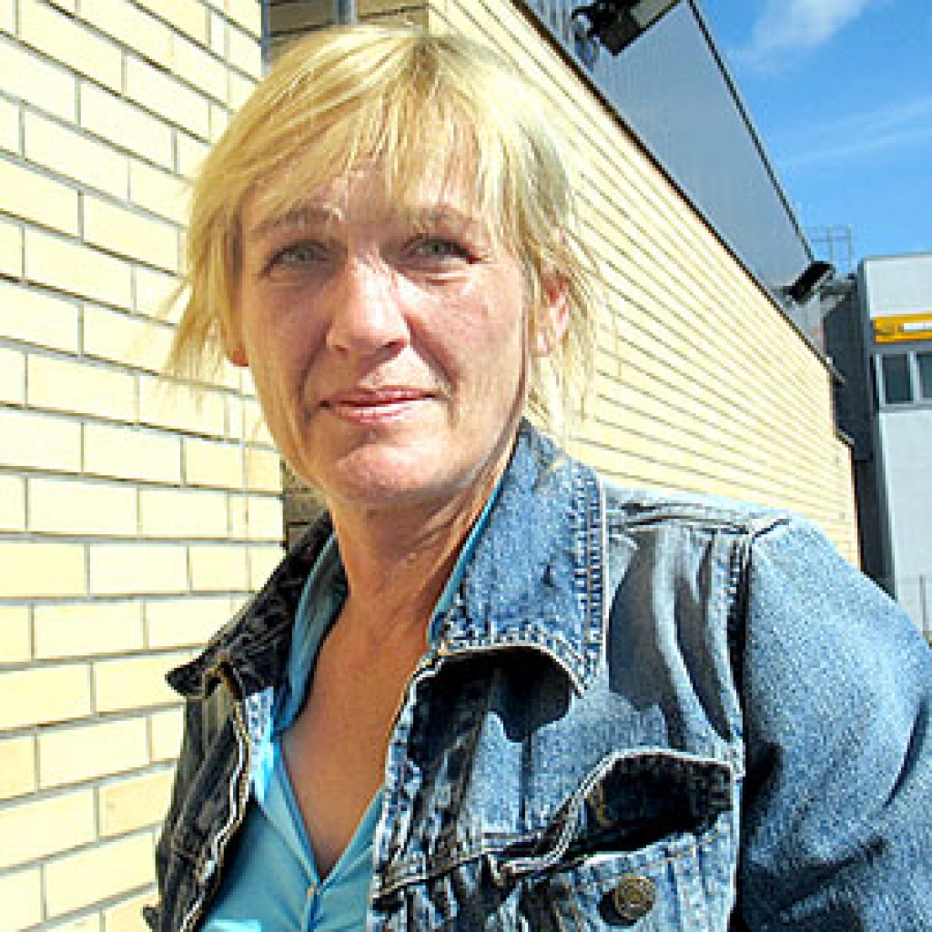 NADEŽDA  FIĻIPOVA,  medmāsa: «Visgaršīgākie no dārzeņiem ir tomāti, tos ēdam svaigā veidā – pagatavotus salātos. Dārzeņus pērku lētākajā lielveikalā.»