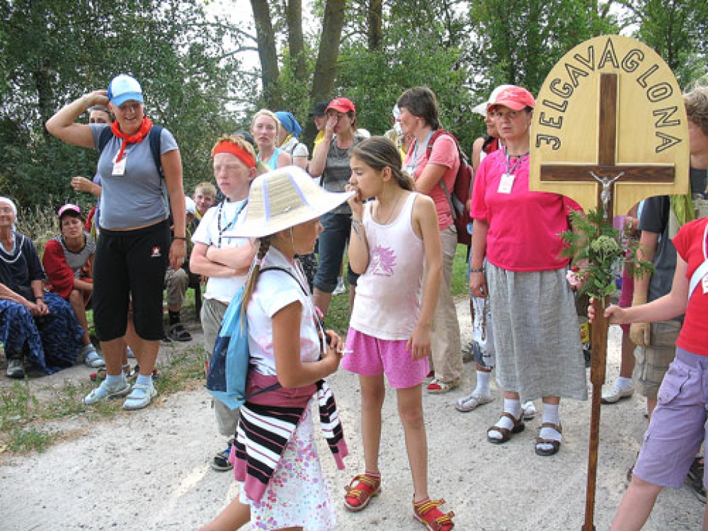 Pēc nelielas pusdienu pauzes ceļa malā netālu aiz Vecsaules svētceļotāji turpināja gājienu uz Skaistkalni. 