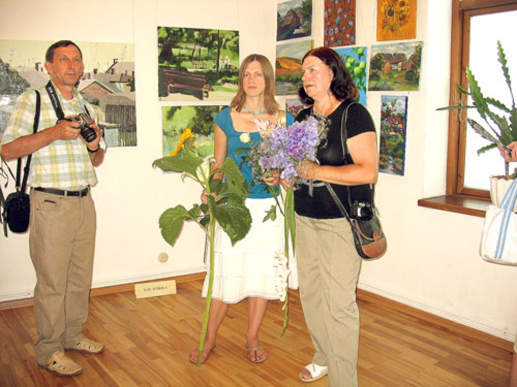 Rīdzinieks Aivars Holms ieradies uz izstādes atklāšanu, kurā ir meitas Ievas un sievas Anitas darbi.