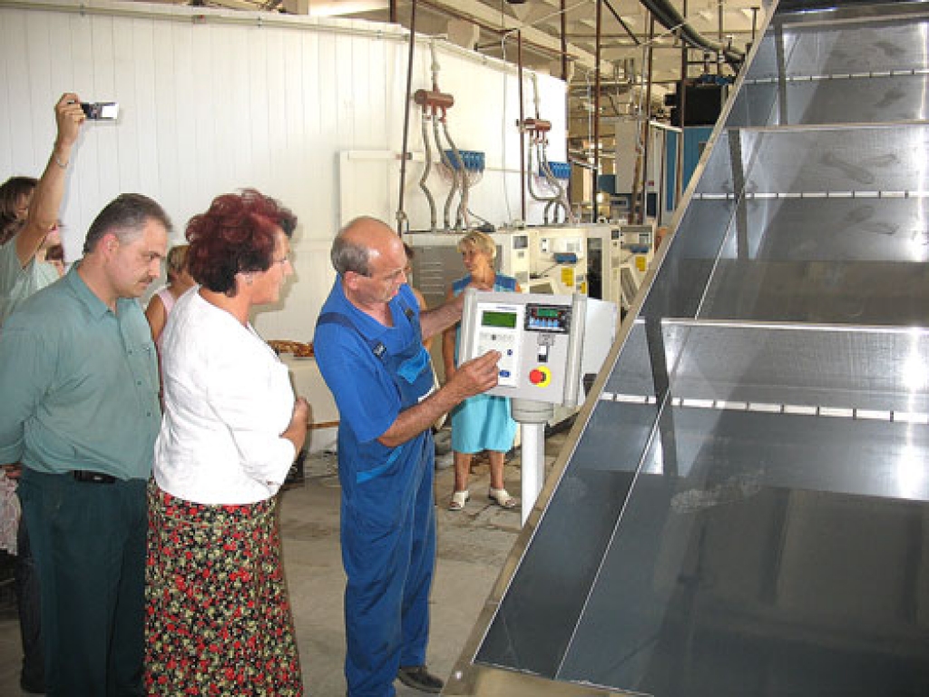 Iekārtu aktivizē firmas «Kannegieseer» čehu mehāniķis Ulastimils Tača, piedalās SIA «Bauskas pakalpojumi» finanšu direktore Irēna Kļaviņa, tehniskais direktors Uldis Barkovskis.