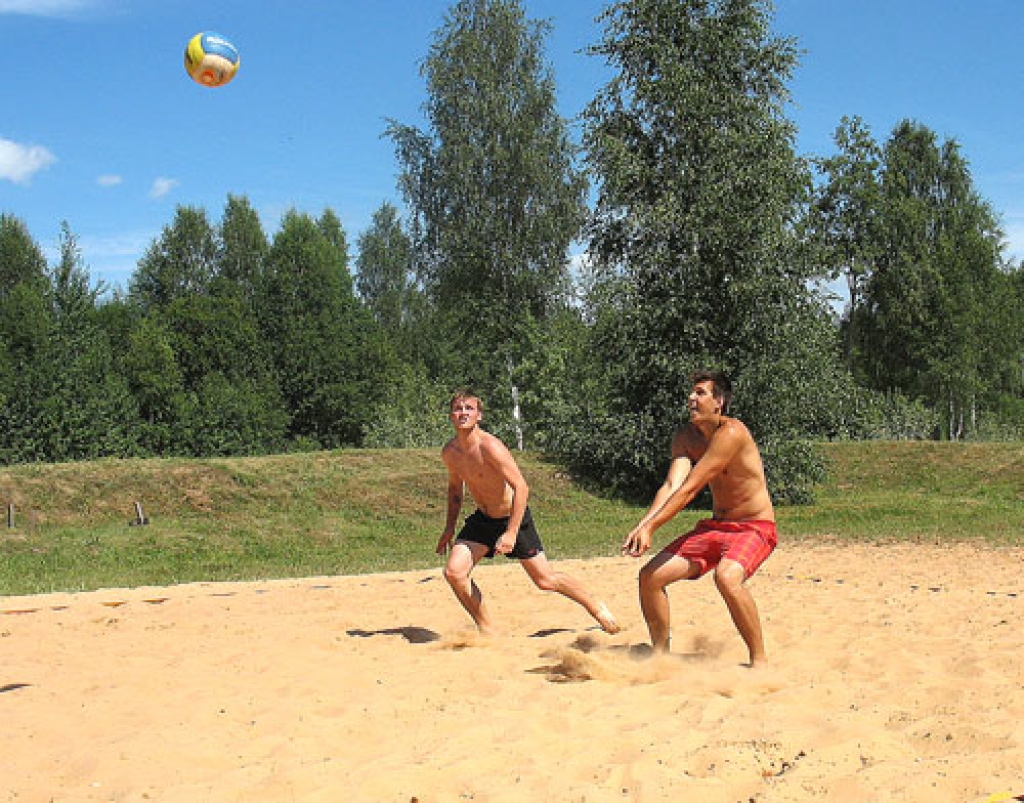 Gatis Garklāvs (no labās) un Pēteris Plūme spēja spītēt karstajai saulei un rādīja skaistu volejbolu.