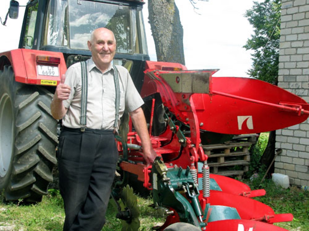 Rundāles pagasta zemnieks Ivans Muravjovs no Rutku mājām arī nākotnē plāno pirkt jaunu tehniku. Iegādātais ārzemju traktors esot radījis izjūtu, ka brauc vieglajā mašīnā pa lauku, un pieredzējušais zemnieks to novērtē ļoti augstu.
