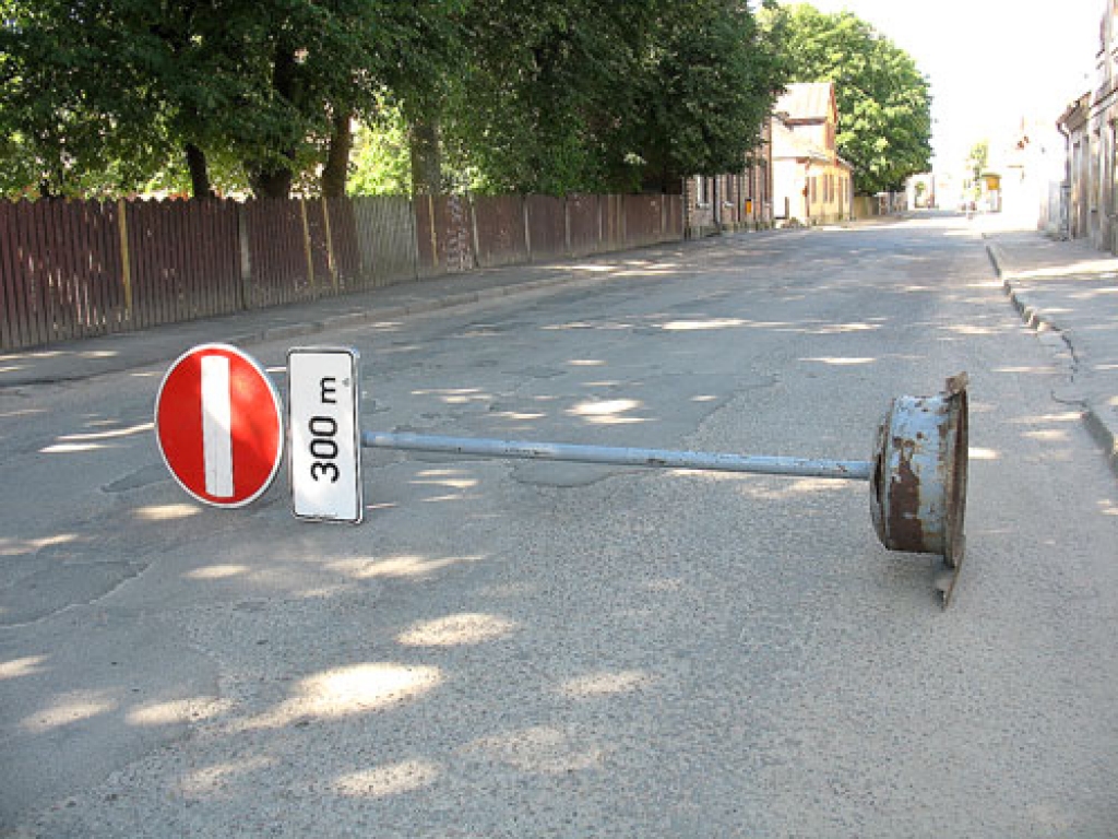 Pusaudžu nogāztā ceļa zīme Rīgas ielā Bauskā apdraud satiksmes dalībniekus.