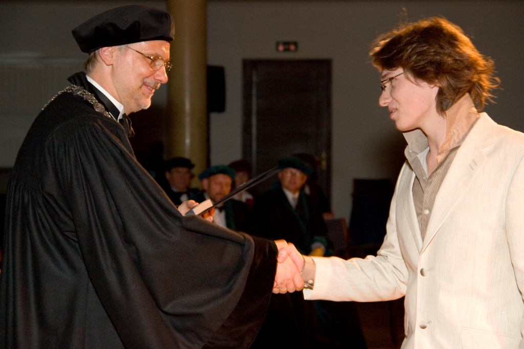 Kristapa Morberga stipendijas pasniegšana. LU rektors prof. Mārcis Auziņš sveic stipendijas ieguvēju LU VFF studentu Aleksu Knoku.
Autors:  Toms Grīnbergs