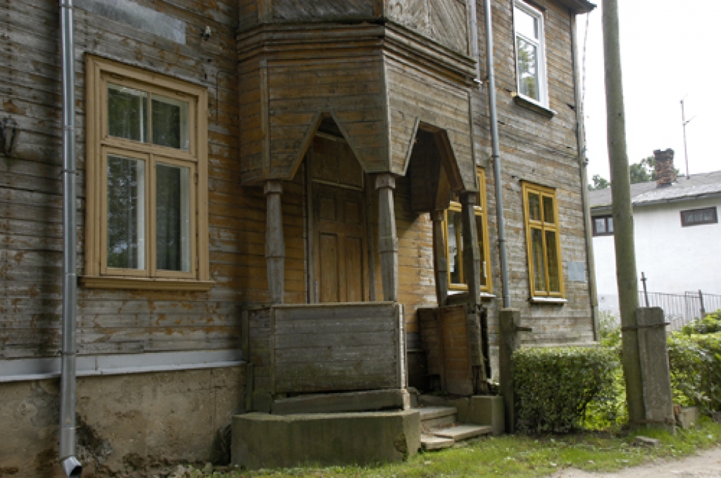 Vienkāršākais risinājums pagaidām – iet pa nama otru pusi. Diemžēl tāda ir vēsturisko māju realitāte mūsdienās – iemītnieki nav tie bagātākie cilvēki, kas var atļauties veikt nama renovāciju un tam vienkāršāk ir sabrukt. Šajā gadījumā – pagaidām tikai balkonam. 
Autors: No «Bauskas Dzīves» arhīva.